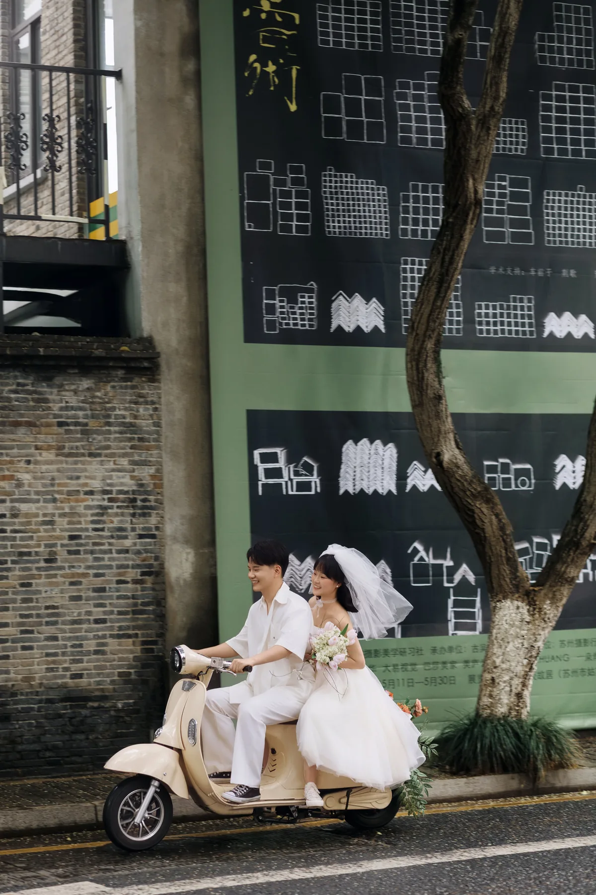 新人骑车婚纱照