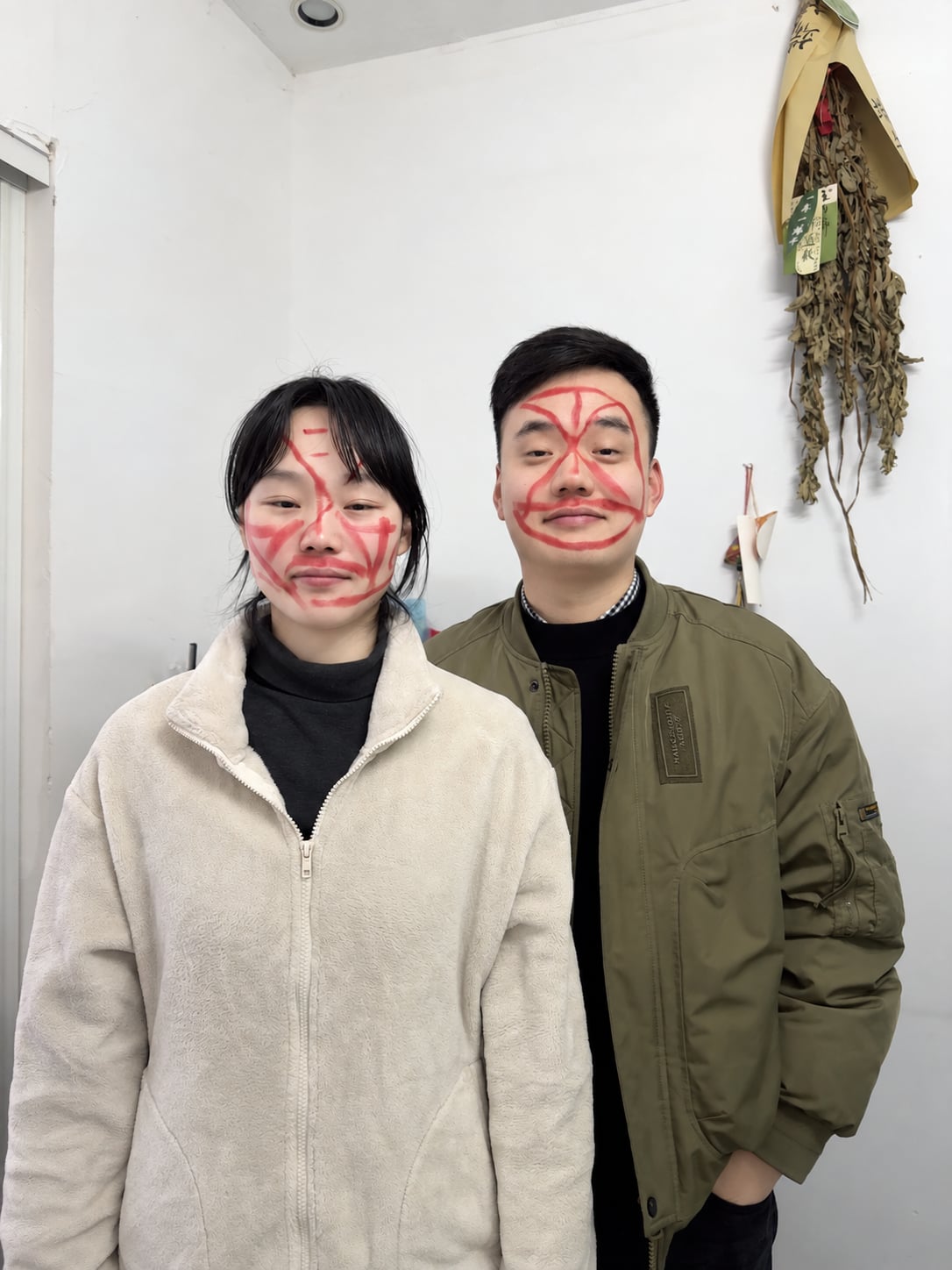 新人画着趣味妆容的日常合照